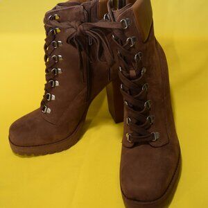 Steve Madden Women's Beso Lace-Up Lug Sole Hiker Booties Size 9 Never Used